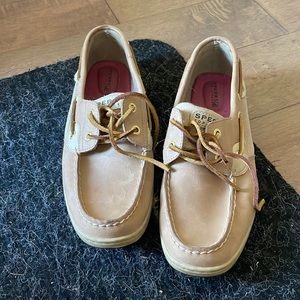 Size 9 woman’s sperry’s